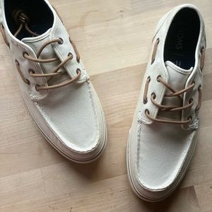 Tom’s never worn! Men’s boat shoes w. tan laces.
